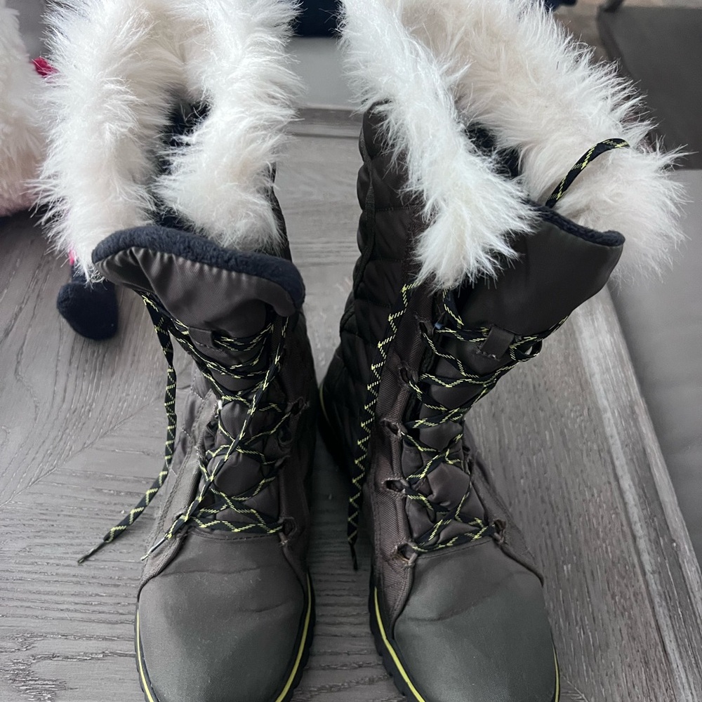 Sorel Olive Green Winter Boots with White Fur